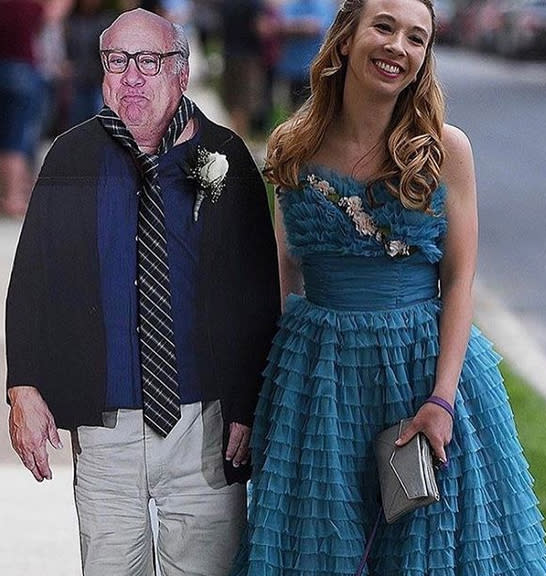 Allison Closs llegando a su graduación con una versión de Danny deVito de Cartón. Foto: instagram/robmcelhenney