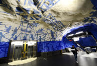 <p>En la imagen, la estación T-Centralen del metro de Estocolmo, que es un auténtico museo subterráneo decorado con multitud de obras de arte en muchos de sus túneles. (Foto: Jonathan Nackstrand / AFP / Getty Images).</p> 