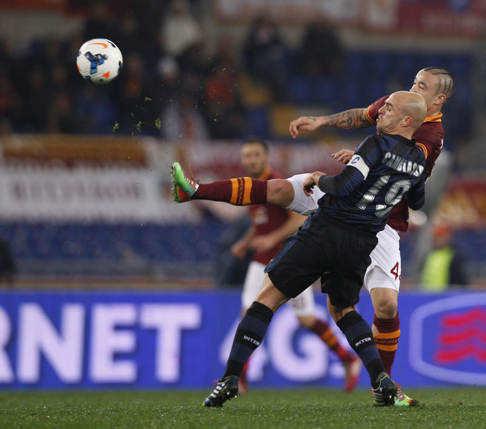 Inter Milan midfielder Esteban Cambiasso, left, and AS Roma midfielder Radja Nainggolan vie for the ball during an Italian Serie A soccer match between AS Roma and Inter Milan at Rome's Olympic stadium, Saturday, March 1, 2014. (AP Photo/Alessandra Tarantino)