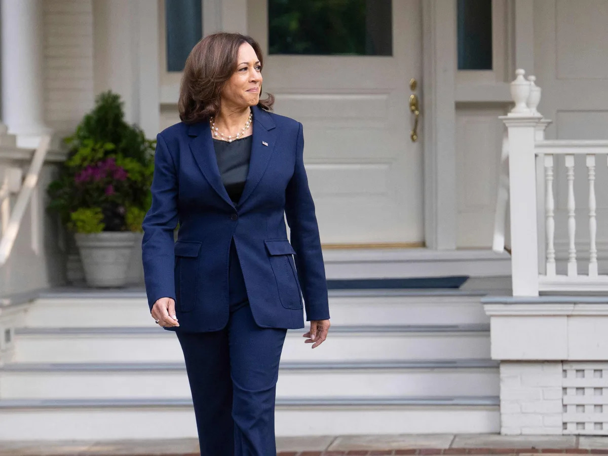 Buses of migrants dropped outside Kamala Harris' home in freezing temperatures o..