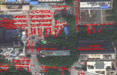 衛星圖像顯示去年夏天武漢醫院外的車輛交通「急劇」增加。（圖／翻攝自推特）