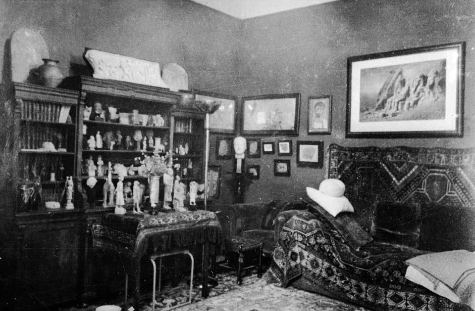 <div class="inline-image__caption"><p>The study used by Sigmund Freud in Vienna, Austria, during the 1910s.</p></div> <div class="inline-image__credit">Authenticated News/Getty</div>