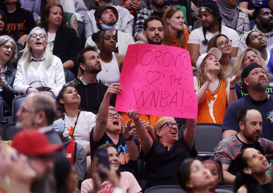 Fans plädieren für ein Franchise, wenn die Minnesota Lynx in einer WNBA-Vorsaison in der Scotiabank Arena in Toronto gegen die Chicago Sky antreten.  13. Mai 2023. (Steve Russell/Toronto Star über Getty Images)