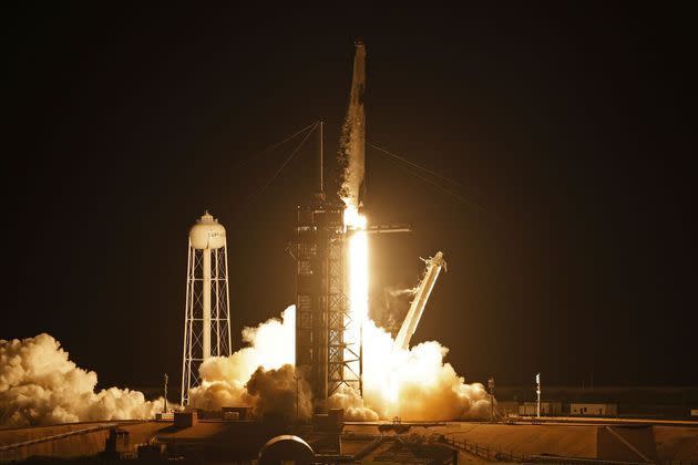 <p>La fusée Falcon 9 a décollé à l'heure prévue, 20H02 locales (00H02 GMT jeudi) depuis le centre spatial Kennedy en Floride, dans un grondement et une boule de feu illuminant la nuit.</p>
