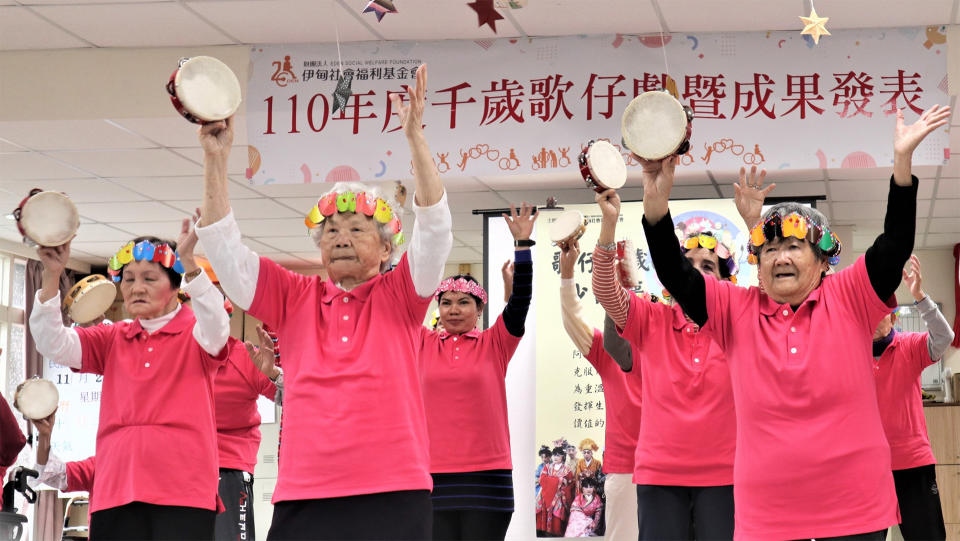 長輩們帶來平時在據點練習的體適能健康操表演，隨著音樂旋律跳著可愛的舞蹈動作。