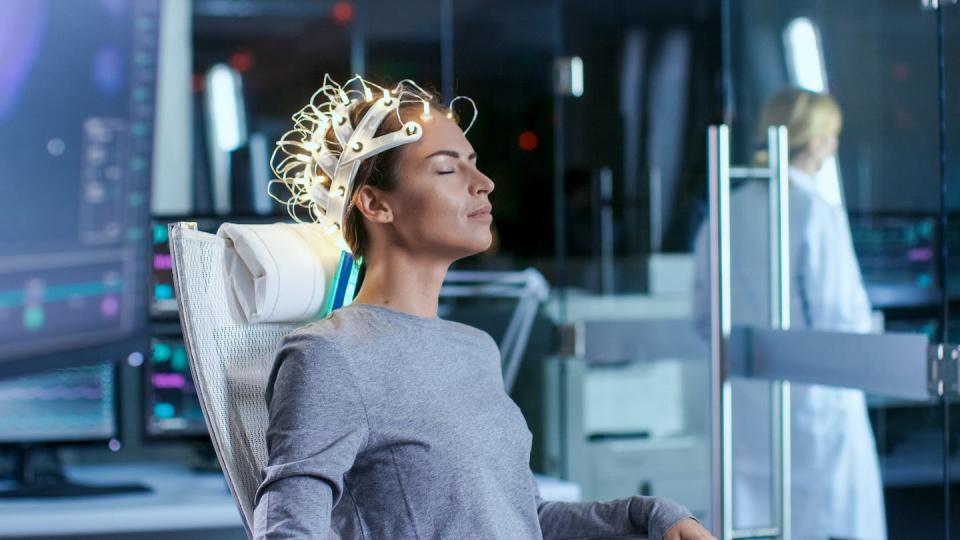 <a href="https://www.shutterstock.com/es/image-photo/woman-wearing-brainwave-scanning-headset-sits-1036798303" rel="nofollow noopener" target="_blank" data-ylk="slk:Shutterstock / Gorodenkoff;elm:context_link;itc:0;sec:content-canvas" class="link ">Shutterstock / Gorodenkoff</a>