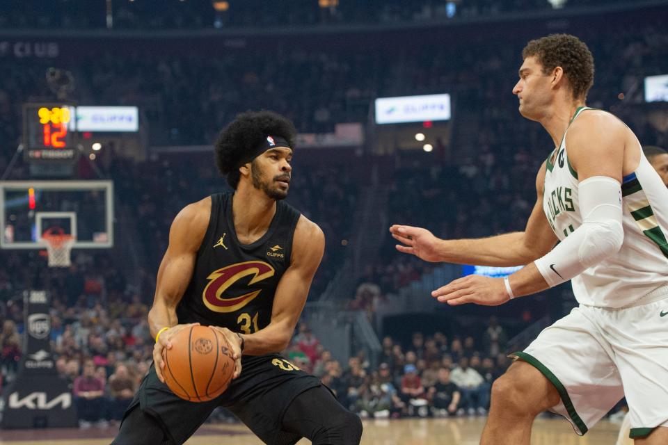 Cavaliers center Jarrett Allen (31) moves to the basket as Milwaukee Bucks center Brook Lopez (11) defends during the first half in Cleveland, Friday, Dec. 29, 2023.