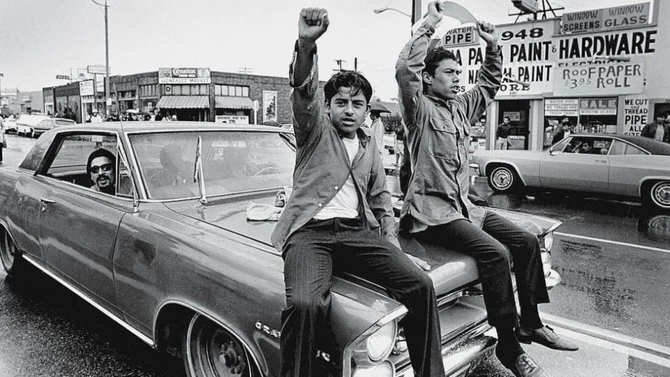 Jóvenes chicanos participan en una protesta en Los Ángeles en 1970.