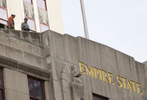 Trabajadores miran los acontecimientos de este viernes cerca del Empire State Building