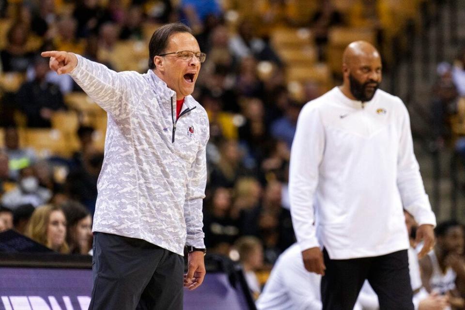 Georgia head coach Tom Crean, left, shouts instructions to his team besides Missouri head coach Cuonzo Martin, right, during the second half of an NCAA college basketball game Saturday, March 5, 2022, in Columbia, Mo. Missouri won 79-69.