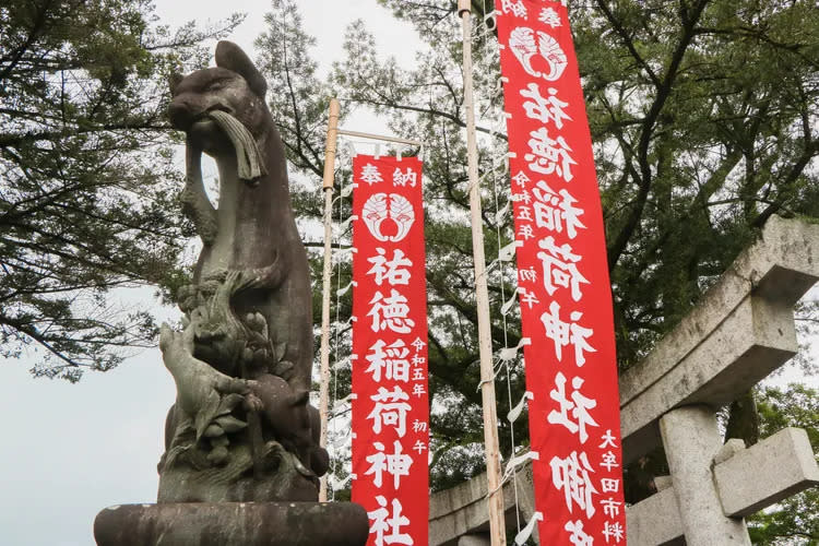 神社入口處的獾是守護神，其口中叼著稻子，象徵風調雨順、農作豐收。賴昀岫攝