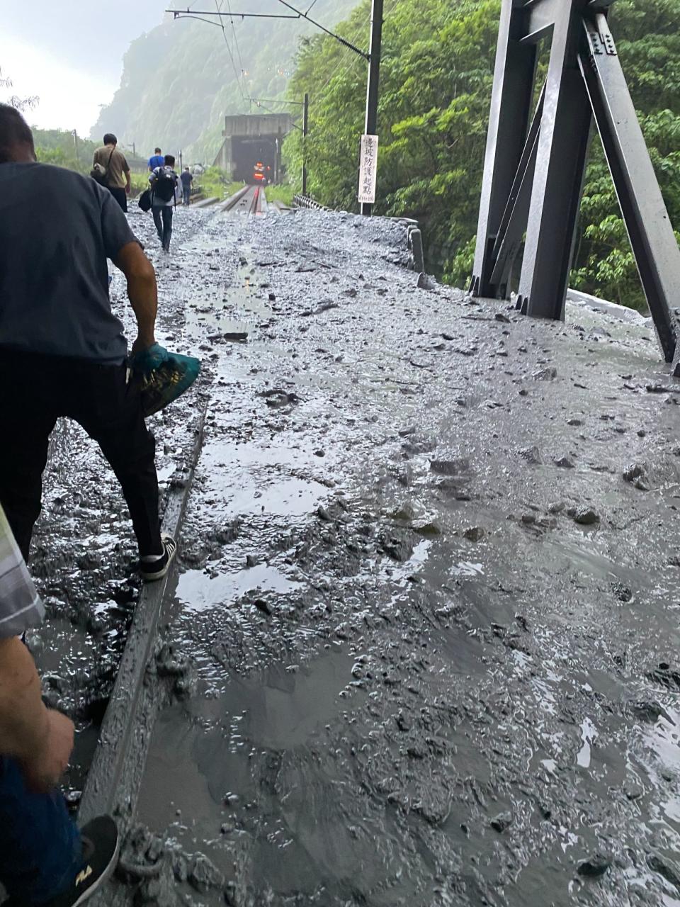 台鐵229次自強號列車今天下午發生出軌事故，造成司機骨折、6名旅客輕傷，大批旅客只能在泥濘中狼狽脫困。（翻攝自記者爆料網）