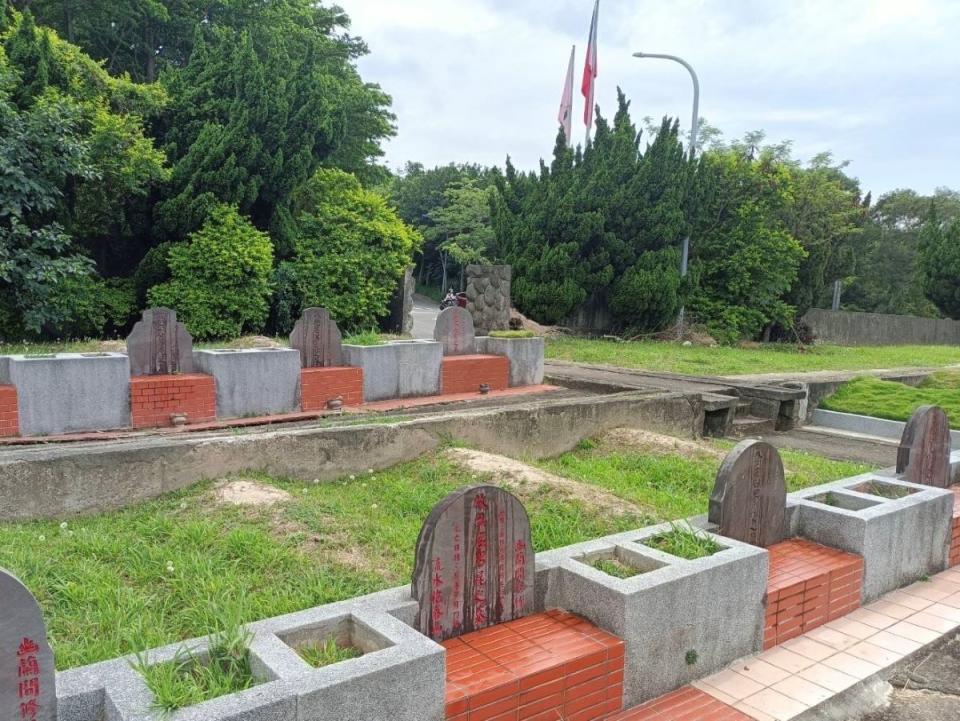 二度犯案！竹市示範公墓20日被潑機油幸警方將嫌犯順地逮捕。（圖：民眾提供）