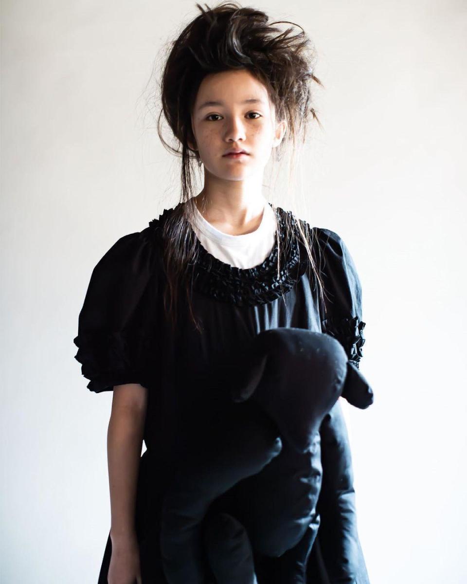 山口來樂身穿「COMME des GARCONS GIRL」首次在雜誌《PLEASE》登場。（翻攝自山口來樂Instagram）