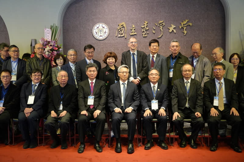 台大成立余英時國際漢學研究中心 台灣大學22日舉辦「余英時國際漢學研究中心」啟動 儀式，並舉辦為期2天的研討會，吸引海內外學者參 與。中研院院長廖俊智（前右4）、唐獎教育基金會 執行長陳振川（前右1）等人出席合影。 中央社記者陳至中台北攝  113年3月22日 