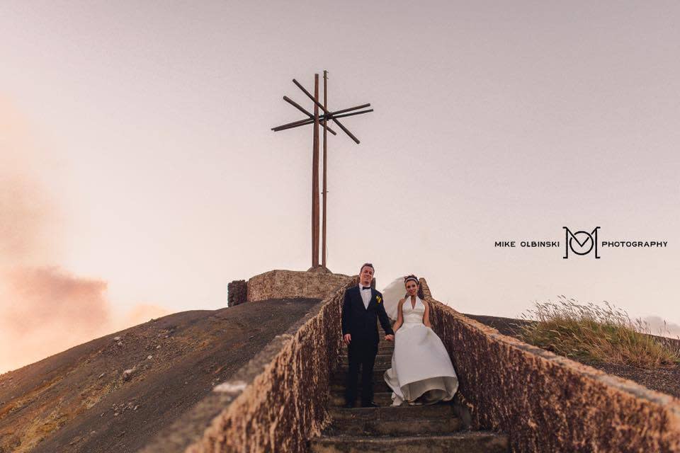 These wedding photos in front of an active volcano are breathtakingly beautiful