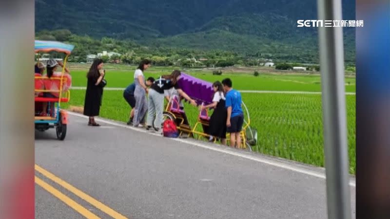 遊客會因為在伯朗大道邊騎電動自行車邊拍照而發生意外，縣府打算做進一步的規劃。