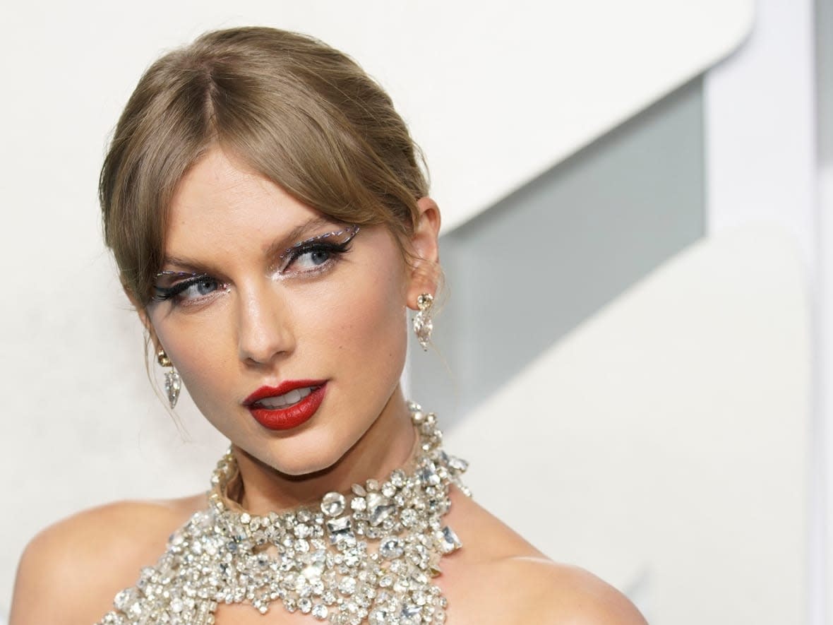 Taylor Swift, seen here at last month's MTV Video Music Awards, is the subject of a new course taught by Queen's University PhD candidate Meghan Burry. (Eduardo Munoz/Rueters - image credit)