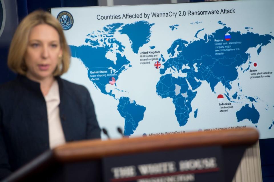 Jeanette Manfra, ex jefe de seguridad cibernética del Departamento de Seguridad Nacional, hablando sobre el virus Wannacry al anunciar que Estados Unidos creía que Corea del Norte estuvo detrás del ataque cibernético, durante una sesión informativa en la Casa Blanca en Washington, D.C., el 19 de diciembre de 2017. (Imagen: Saul Loeb/AFP vía Getty Images)