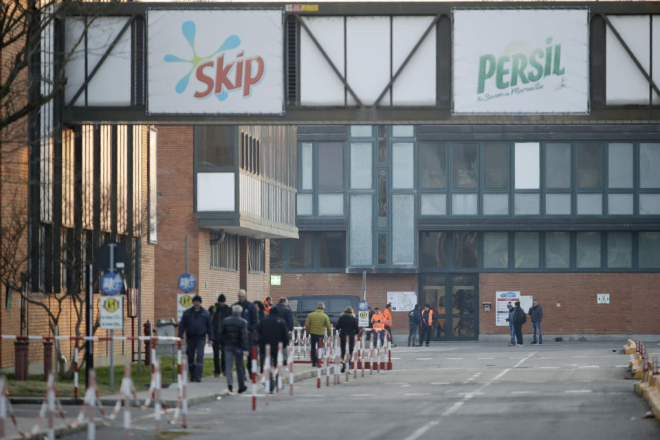 Trabajadores en la fábrica Unilever en Casalpusterlengo, cerca de Lodi, Italia, aguardan el examen para el nuevo coronavirus, el viernes 21 de febrero de 2020. Las autoridades informaron de un brusco aumento de los casos. (AP Foto/Luca Bruno)