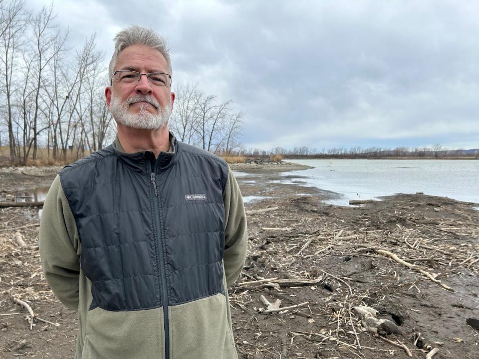 Biologist and president of Vigile Verte says he's in discussion with federal oceans authorities to see if the water level can be lowered in such a way that doesn't interfere with the health of aquatic ecosystems in the La Prairie Basin. 