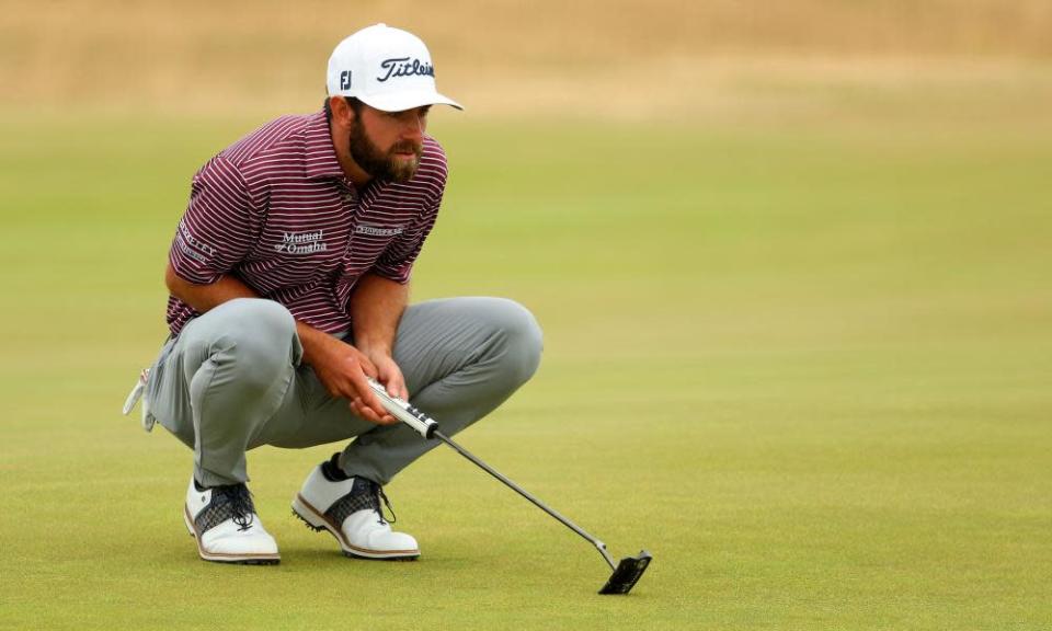 Cameron Young aligne un putt sur le 10ème green.