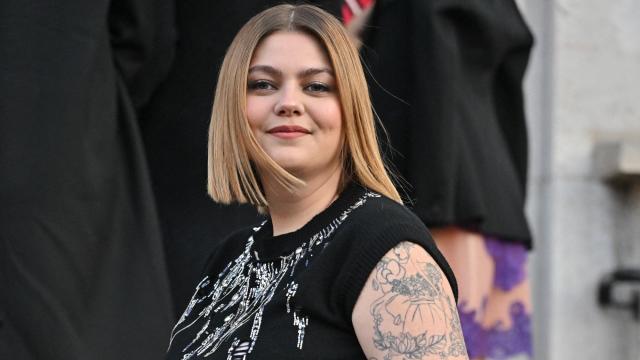 Louane : à tomber à la renverse en mini-robe noire, elle dévoile son  irrésistible jeu de jambes - Grazia