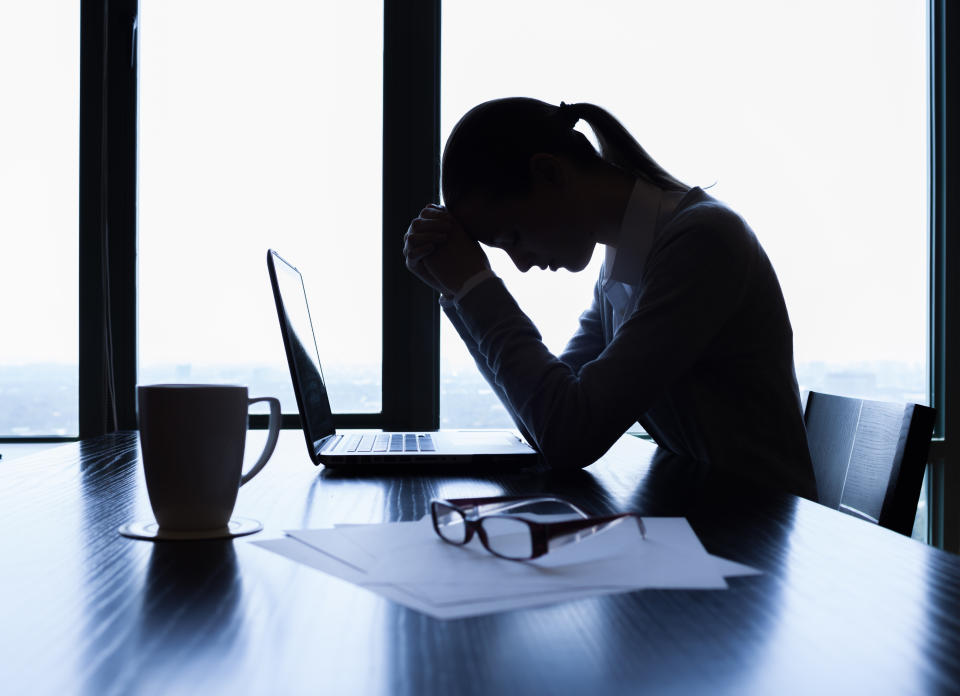 Un estudio reciente muestra que casi la mitad de los trabajadores estadounidenses estiman que su trabajo les ha causado problemas mentales. Foto: Getty Images. 