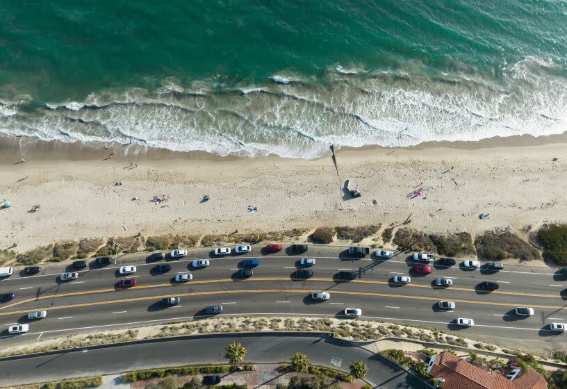 PACIFIC PALISADES, CA - AUGUST 18: Afternoon traffic flows along Pacific Coast Highway in Pacific Palisades near Will Rogers State Beach. Photographed on Thursday, Aug. 18, 2022 in Pacific Palisades, CA. (Myung J. Chun / Los Angeles Times)
