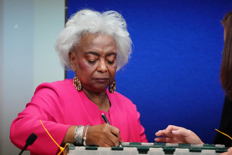 Broward County Supervisor of Elections Brenda Snipes signs a box during a ballot recount in Lauderhill, Florida, November 12. (Photo: Carlo Allegri / Reuters)