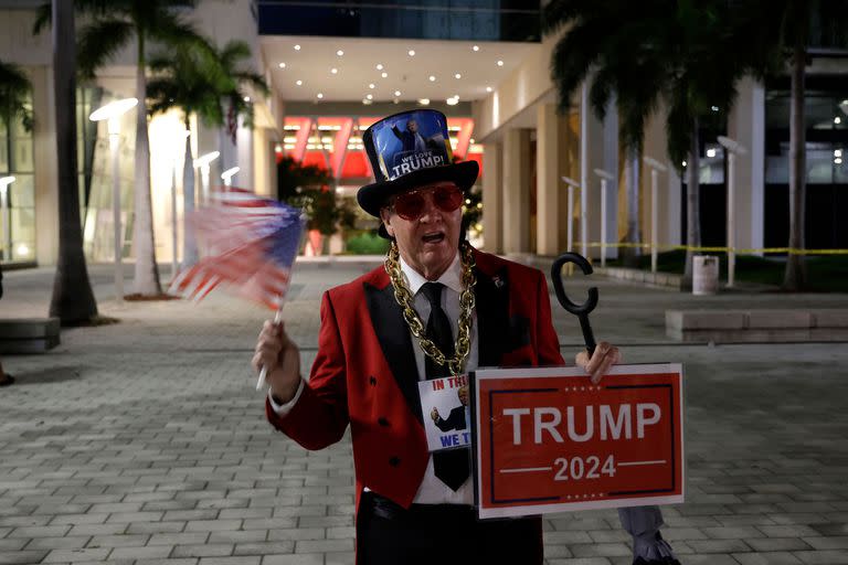 Gregg Donovan, partidario de Trump, de Los Ángeles, frente al tribunal donde el expresidente Donald Trump comparecerá ante un juez el 13 de junio de 2023 en Miami