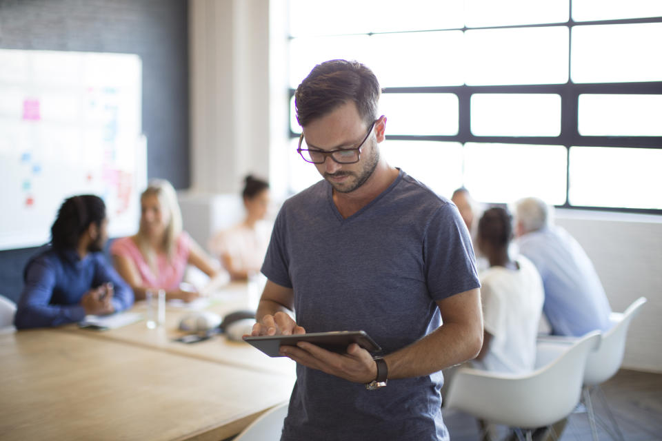 Mit T-Shirt ins Büro? In vielen Fällen Standard – in manchen aber ein absoluter Fauxpas. (Bild: Getty Images)