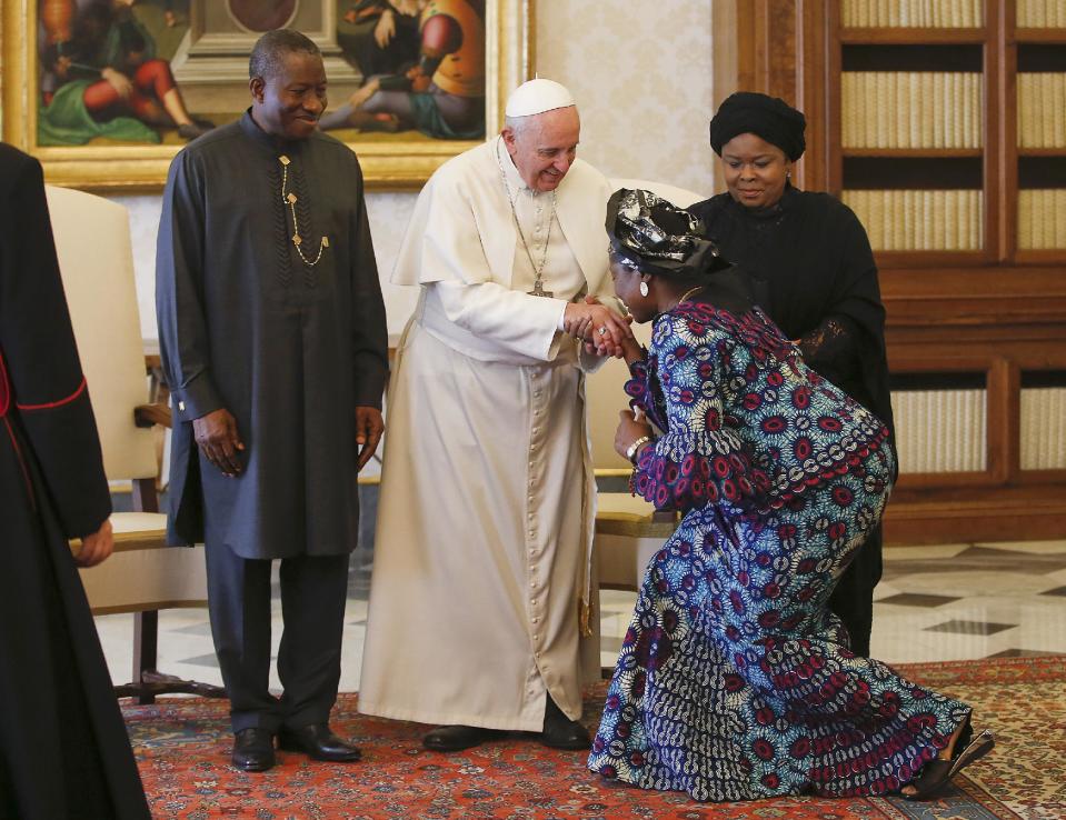 Pope Francis is greeted by a member of the Nigerian delegation during a private audience with Nigerian President Goodluck Jonathan, left, at the Vatican, Saturday, March 22, 2014. (AP Photo/Tony Gentile, Pool)