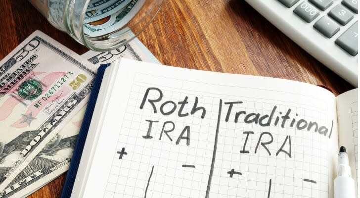 Gambar menunjukkan seseorang mulai membandingkan IRA tradisional dengan Roth IRA. Pilihan mana yang terbaik untuk Anda sangat tergantung pada tarif pajak Anda saat ini dan masa depan.