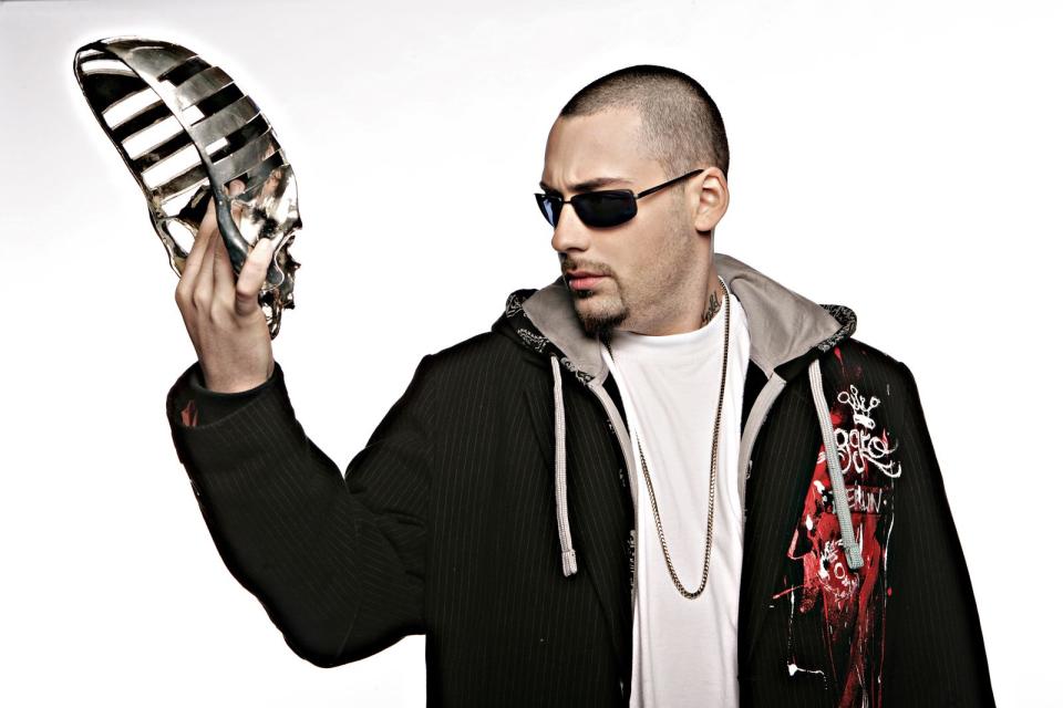 Auch auf seinem 2008 erschienenen Studioalbum "Ich & meine Maske" setzte sich Sido mit seinem Alter Ego auseinander. Mittlerweile gewöhnte man sich aber an den Rapper hinter dem Sichtschutz, mit "Augen auf / Halt dein Maul" gelang Sido zudem sein erster Top-Ten-Hit. (Bild: MTV / Florian Wörner)