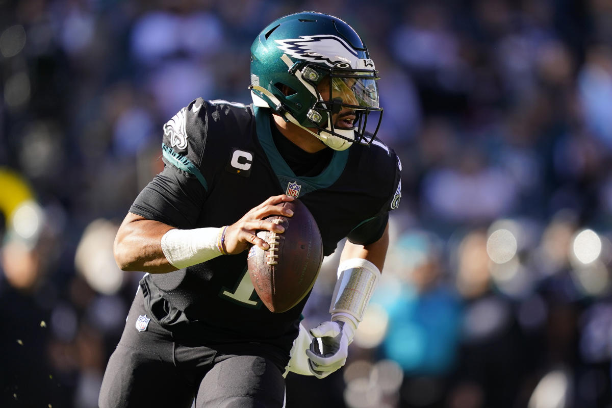 NFL Week 14: Jalen Hurts, Eagles secure playoff spot, thump rival