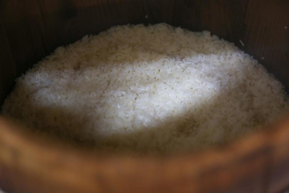 米糕放入檜木桶，以大火炊1小時，米粒熟度均勻、粒粒分明。