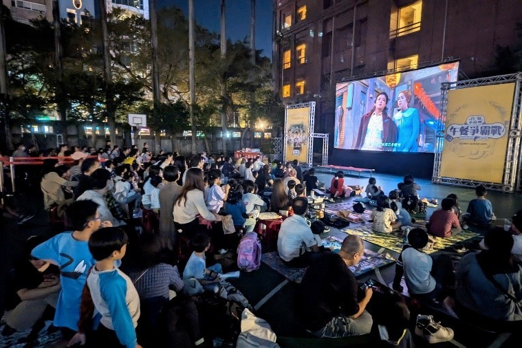 北市忠孝國小親師生在校園露天放映會觀賞《百味小廚神》節目