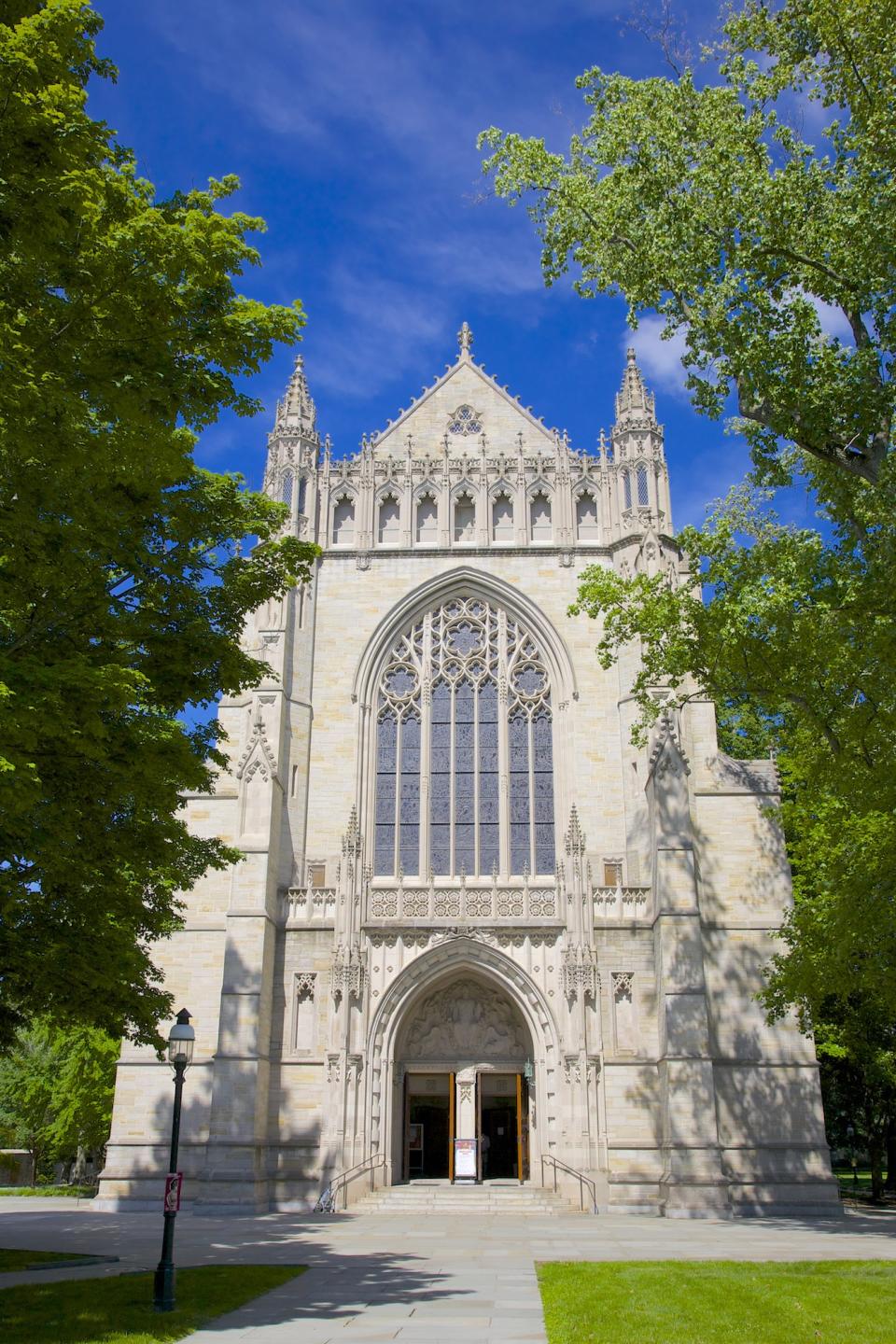 Princeton University Chapel (New Jersey)
Marked by the “Song of Vowels” sculpture (Jacques Lipchitz) out front, and next to the Firestone Library, this soaring cathedral hosts worship services every Sunday as well as concerts.