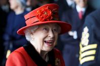 <p>En este evento en solitario en mayo de 2021 en Portsmouth, la reina estaba contenta por volver a acudir en persona a sus compromisos públicos (Steve Parsons / <em>AFP</em>).</p> 