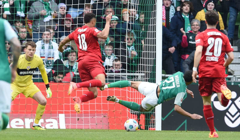 Stuttgart's Jamie Leweling (C) fouls Werder's Felix Agu in the penalty area during German Bundesliga soccer match between Werder Bremen and VfB Stuttgart at the wohninvest Weserstadion. Carmen Jaspersen/dpa