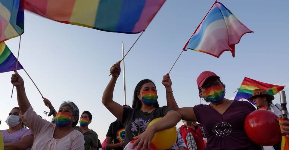 Integrantes de la comunidad LGBTTTEQ+ caminaron en conmemoración del "Día Nacional contra la Homofobia, Transfobia y Biofobia" en la alcaldía Venustiano Carranza.