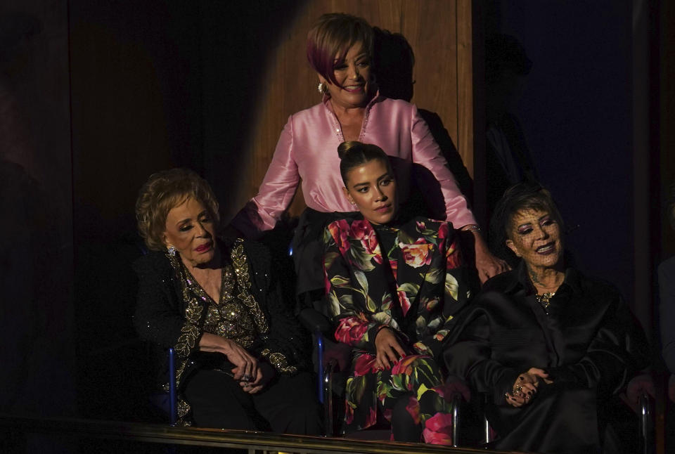 La actriz Silvia Pinal, izquierda, su hija Sylvia Pasquel, de pie, su bisnieta Michelle Salas, centro, y su hija Alejandra Guzmán en un homenaje a la trayectoria de Pinal en el Palacio de Bellas Artes de la Ciudad de México el 29 de agosto de 2022. (Foto AP/Marco Ugarte)