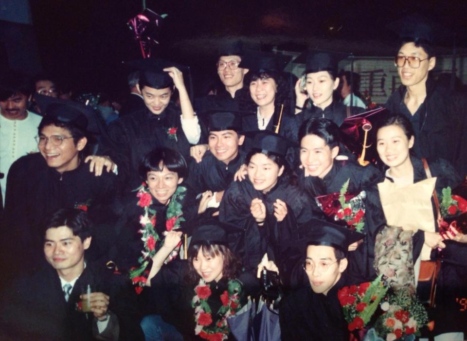 ▲三人的北藝大同班同學畢業照，曝光了知名演員張玉嬿 (後排右二) 的清純學生模樣。