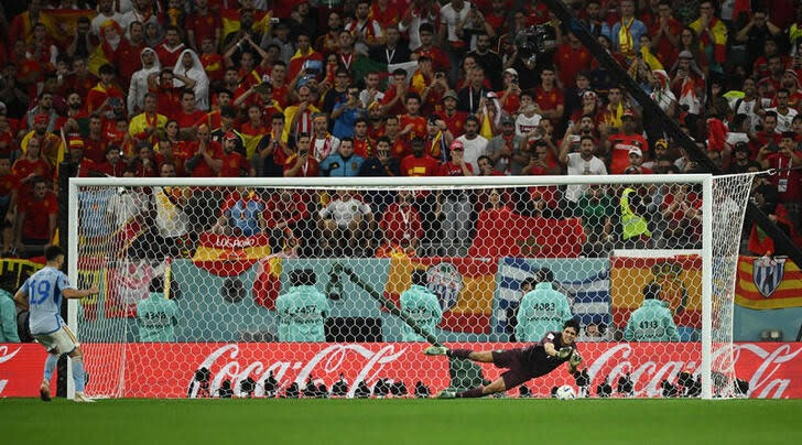 Foto del martes del arquero de Marruecos Yassine Bounou atajando el penal de Carlos Soler