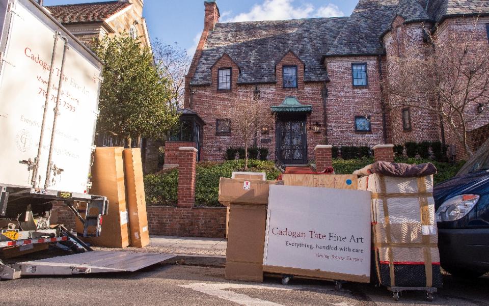 <p>Un camión de mudanza frente a la residencia de la familia Obama en el barrio Kalorama. (AFP Photo/PAUL J. RICHARDS) </p>