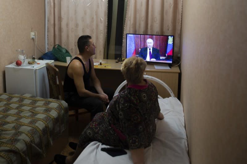 俄羅斯承認「頓內次克人民共和國」與「盧甘斯克人民共和國」為獨立國家，身在烏東地區的人們打開電視機聆聽普京演說。（AP）
