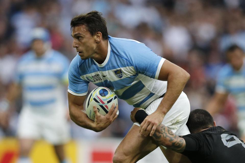 El wing argentino Juan Imhoff intenta avanzar pese al garrón del neozelandés Aaron Smith en un partido del Mundial de Rugby jugado el 20 de septiembre de 2015 en Londres RESTRICTED TO EDITORIAL USE, NO USE IN LIVE MATCH TRACKING SERVICES, TO BE USED AS NON-SEQUENTIAL STILLS (AFP | Adrian Dennis)