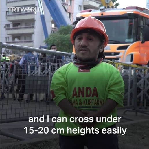 29歲男子塞利克（Ridvan Celik），身高只有91公分，能在15到20公分高的地方行動自如，為搜救過程帶來很大的幫助。（圖／翻攝自《TRT World》YouTube頻道）