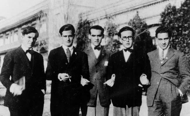 José María Hinojosa y Federico García Lorca junto a otros estudiantes en su años universitarios (imagen vía revistacentinela) 